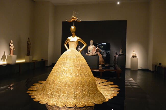 Made in China: кто создал платье Рианны для Met Gala 2015